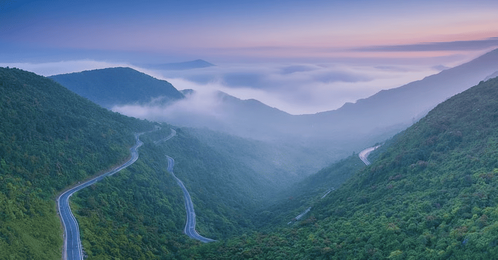 Hai Van Pass is famous for its steep slopes, sharp curves, and breathtaking panoramic views (Source: Internet)